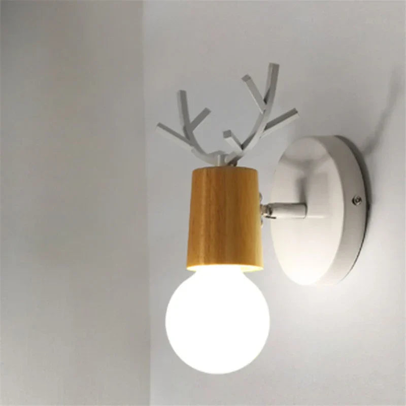 Moderne Gevir Vegglampe – Tre og Metall LED Lys for Barnerom & Stue | Skanto