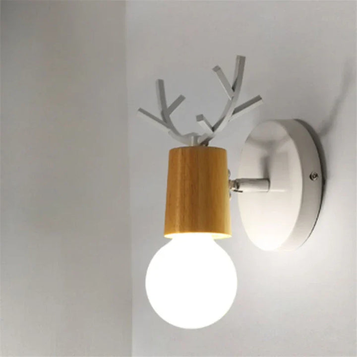 Moderne Gevir Vegglampe – Tre og Metall LED Lys for Barnerom & Stue | Skanto