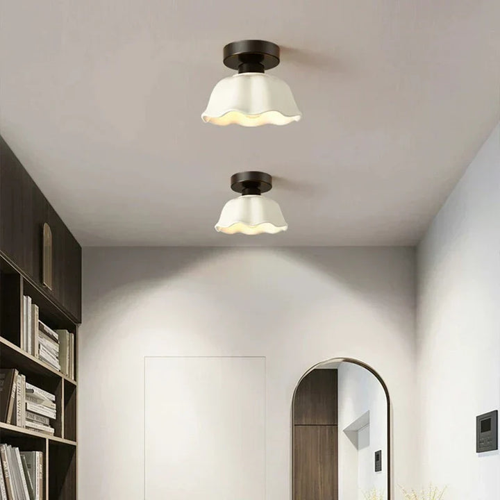 BrightGleam | Stilren Keramikk- og Glass Pendellampe for Moderne Interiører | Skanto
