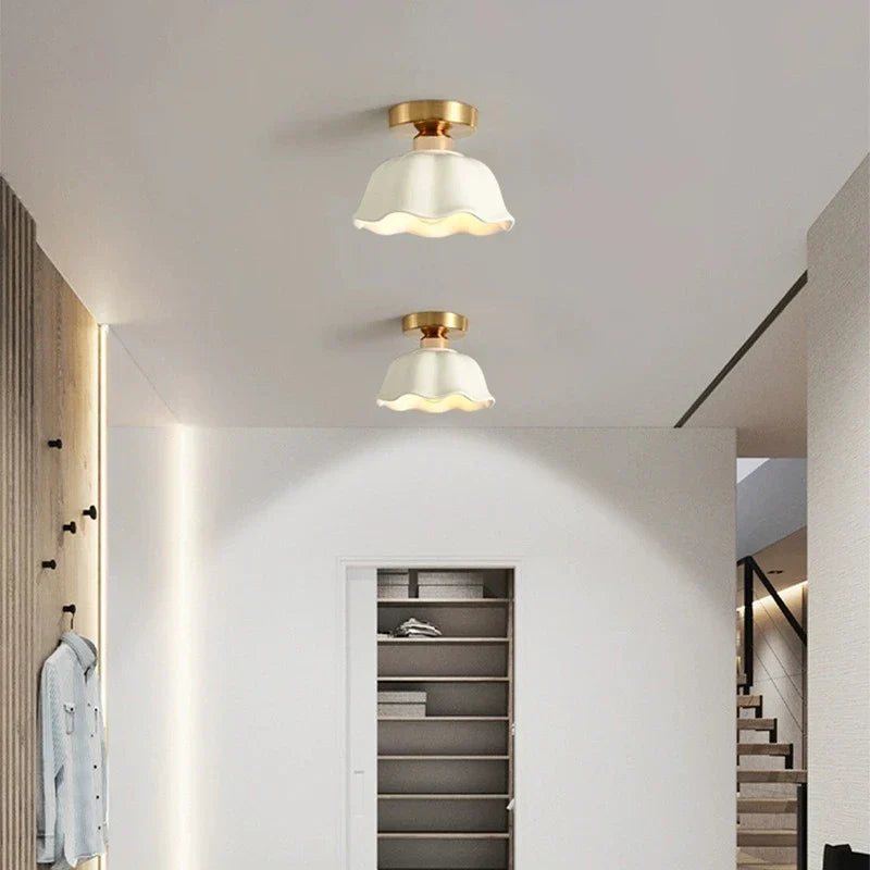 BrightGleam | Stilren Keramikk- og Glass Pendellampe for Moderne Interiører | Skanto