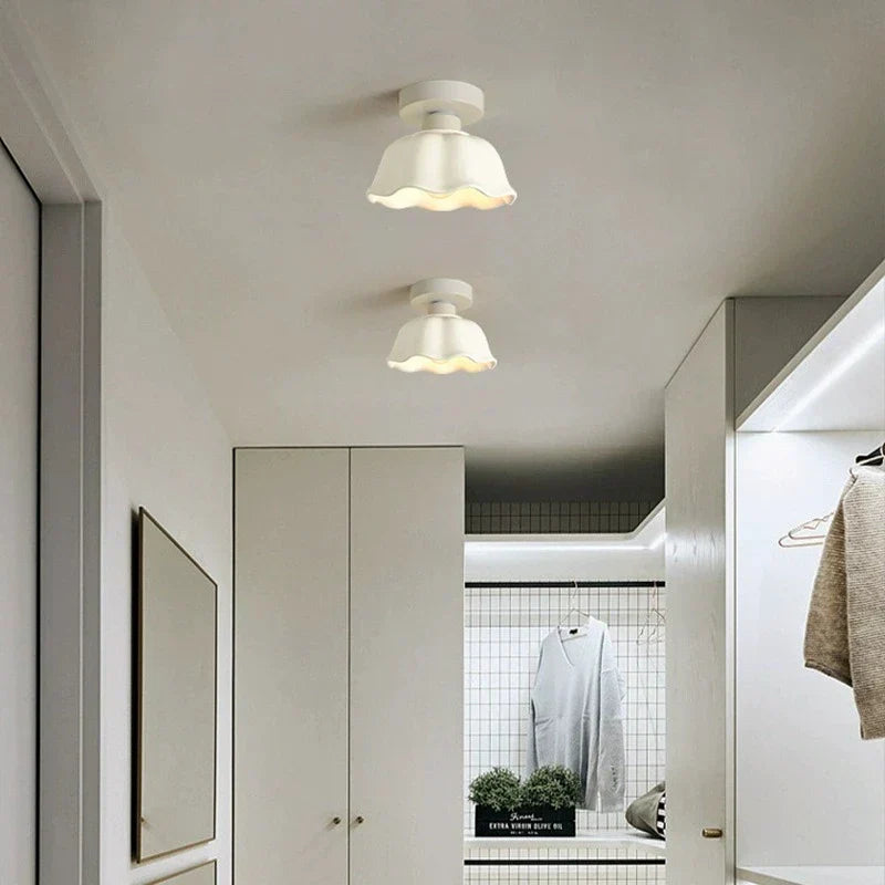 BrightGleam | Stilren Keramikk- og Glass Pendellampe for Moderne Interiører | Skanto
