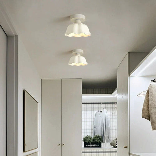 BrightGleam | Stilren Keramikk- og Glass Pendellampe for Moderne Interiører | Skanto