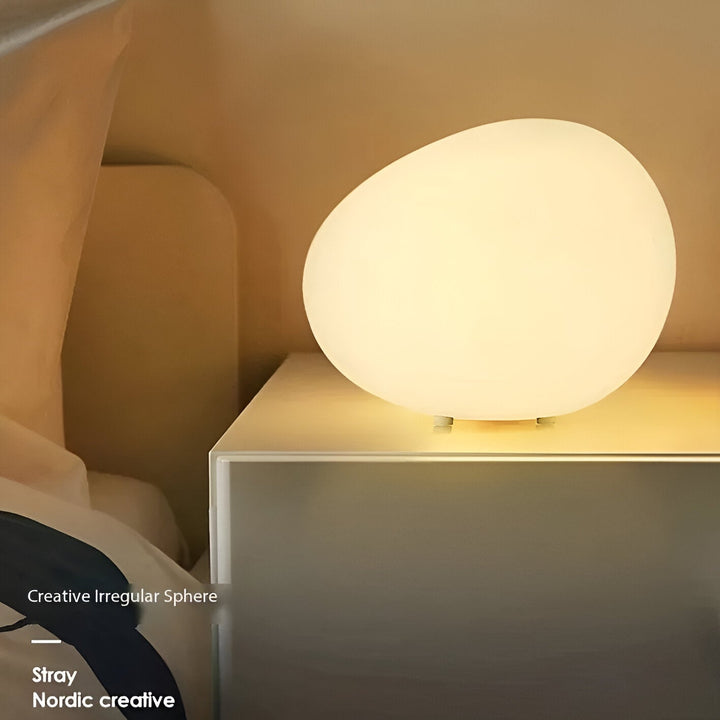 Skanto | Rund Metall Bordlampe i Skandinavisk Design