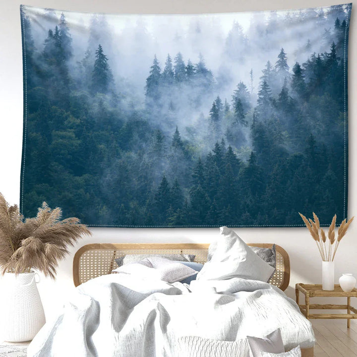 Nordic Hengeveggteppe Dekorasjon 100% Polyester Trykt Tåkeskog Landskap Veggtepper Inspirerende Bilder av Ro for Stue Dekor | Skanto
