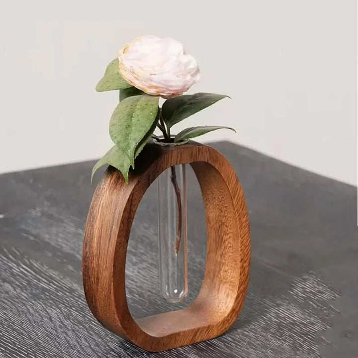 Håndlaget nordisk trehusvase med klart glasselement for minimalistiske blomsterarrangementer moderne skandinavisk interiør | Skanto
