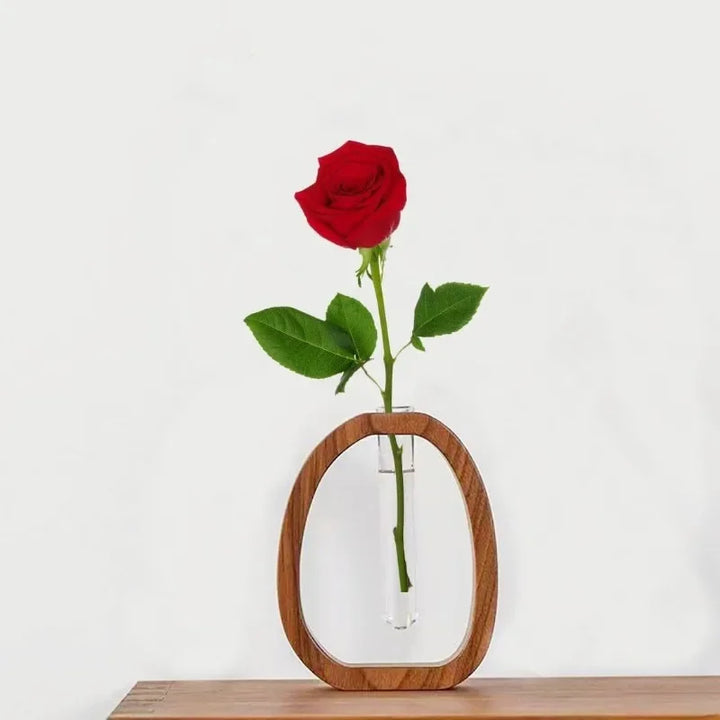 Håndlaget nordisk trehusvase med klart glasselement for minimalistiske blomsterarrangementer moderne skandinavisk interiør | Skanto