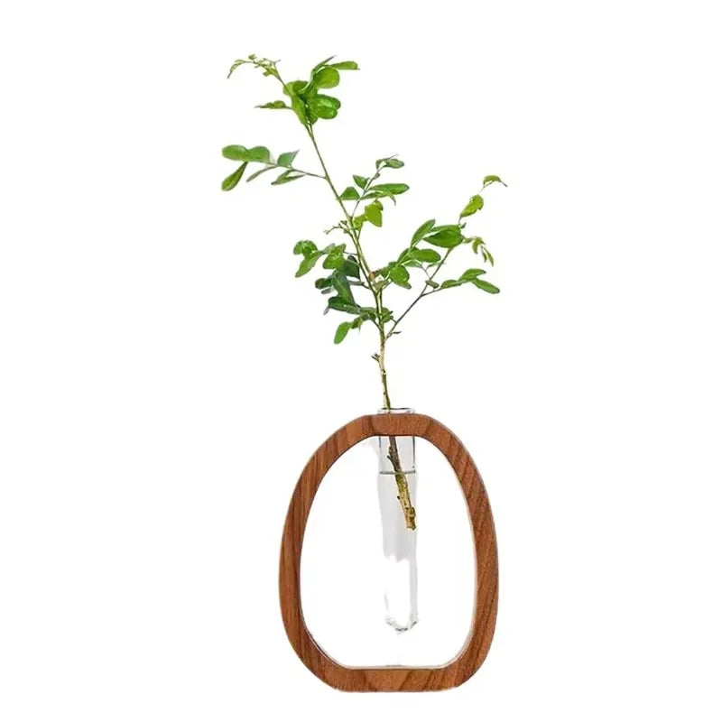 Håndlaget nordisk trehusvase med klart glasselement for minimalistiske blomsterarrangementer moderne skandinavisk interiør | Skanto