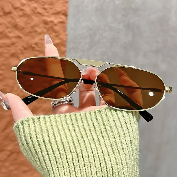Dame moteriktig solbrille i elegant polygon-design Skanto