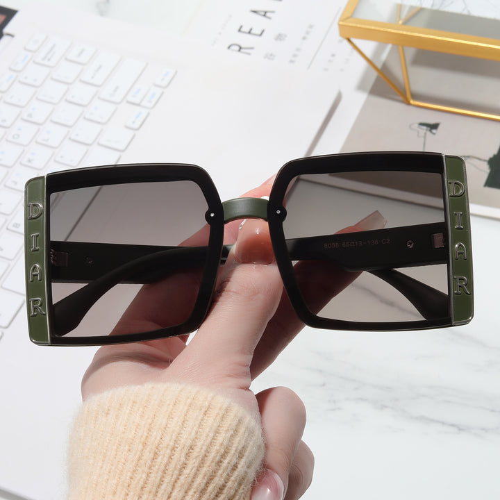 Dame solbrille i moderne kvadratisk design Skanto