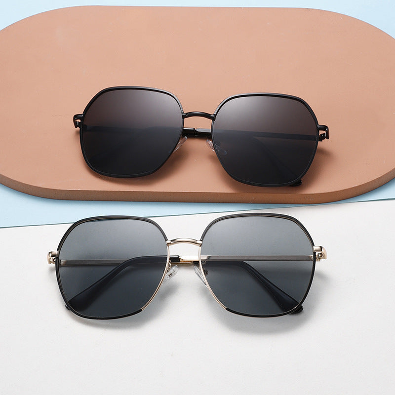 Kvinne elegant oversized solbriller med høy kvalitet metallramme og UV-beskyttelse Skanto