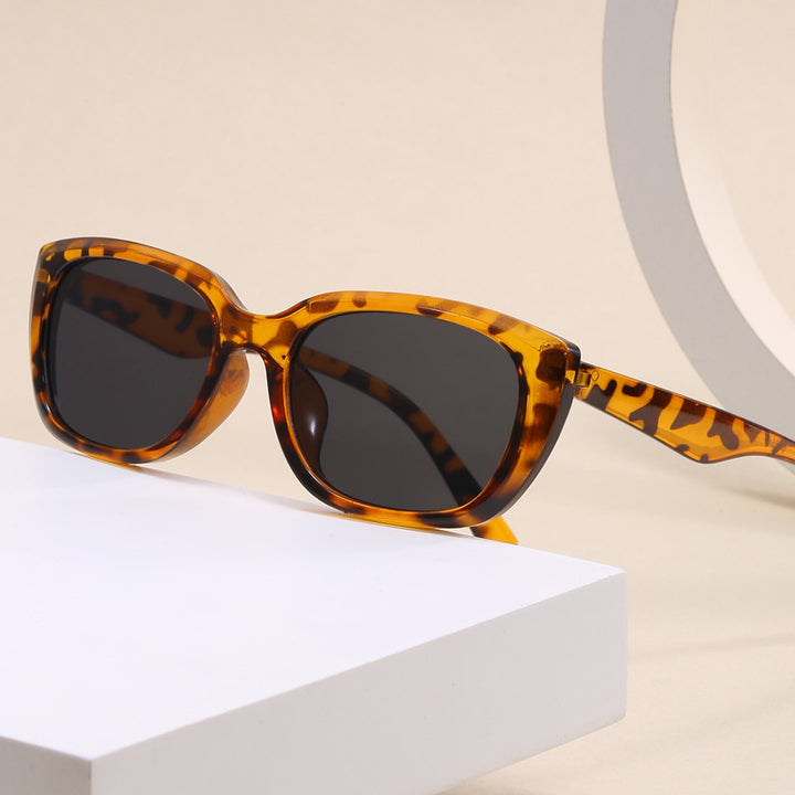 Dame trendy cat-eye solbriller i minimalistisk design skanto