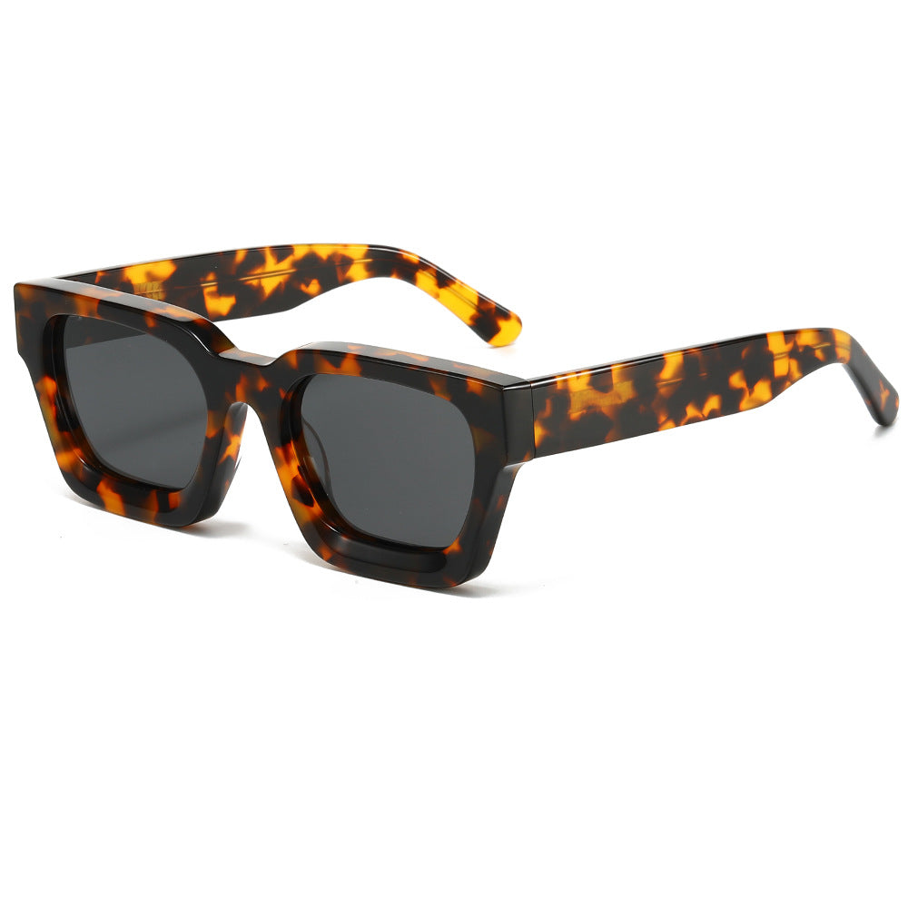 Dame designer solbrille med moderne, kvadratisk ramme og UV-beskyttelse Skanto