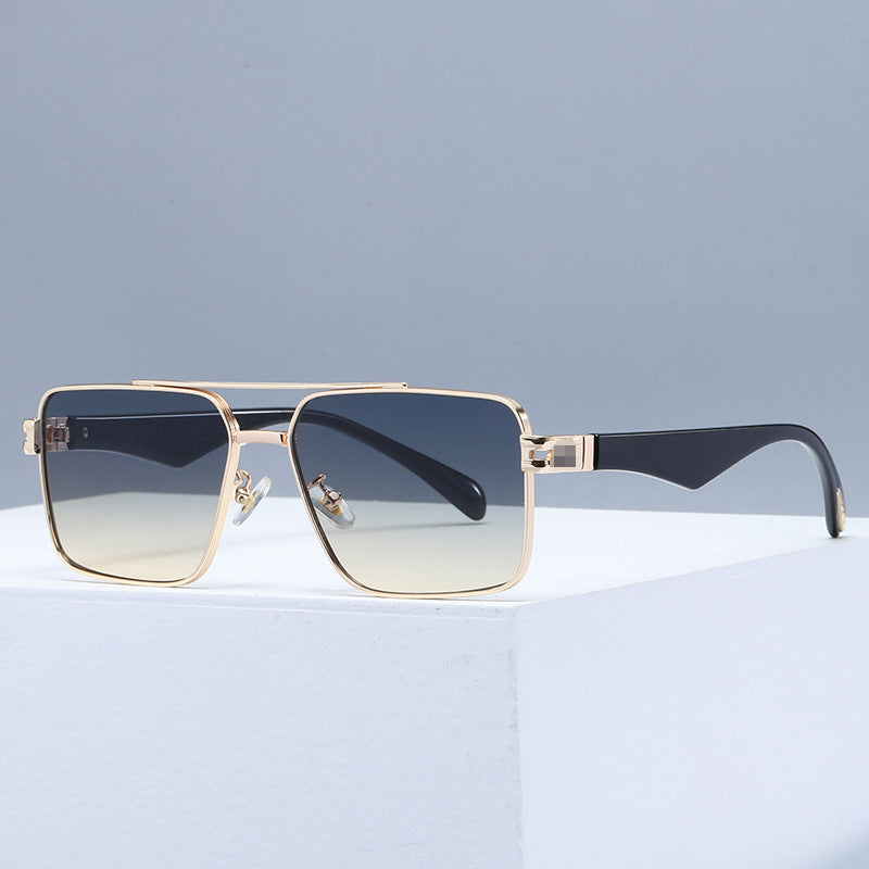 Dame designer solbrille med ekstravagant metallramme Skanto