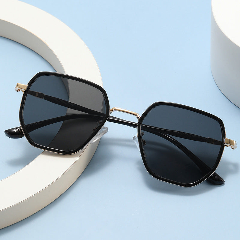 Dame geometrisk solbrille med elegant glassdesign Skanto