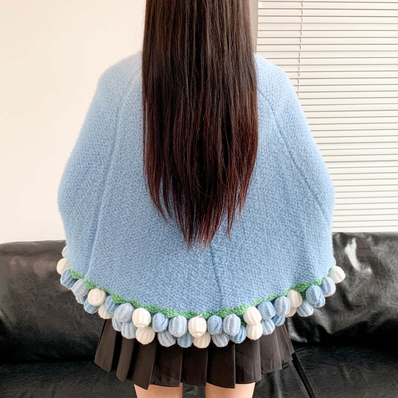 Poncho med fargerik pompongdetalj Skanto