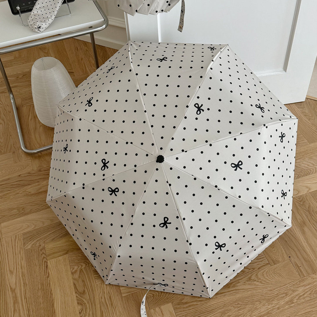 Dame kompakt paraply med stilfull prikkedesign Skanto