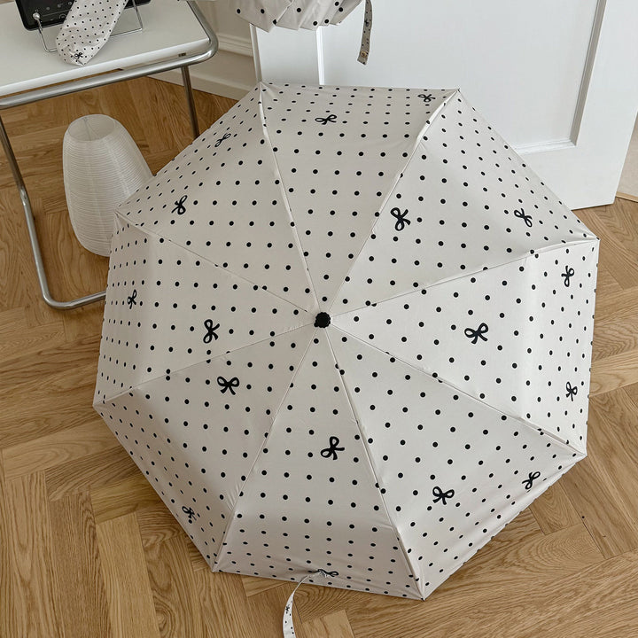 Dame kompakt paraply med stilfull prikkedesign Skanto