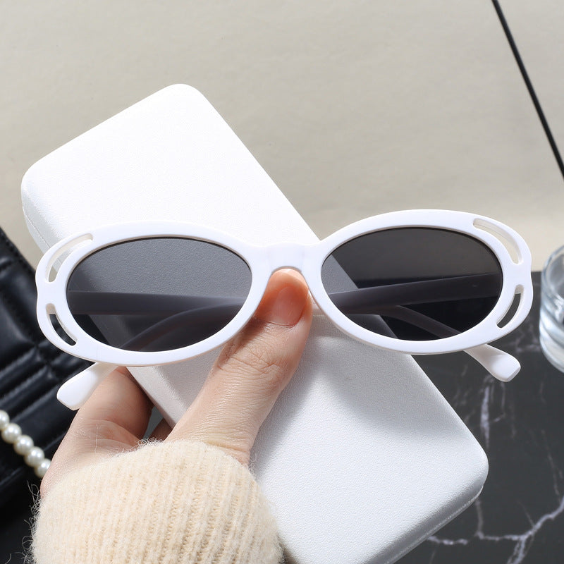 Damen modische solbrille med oval ramme og unikt design Skanto