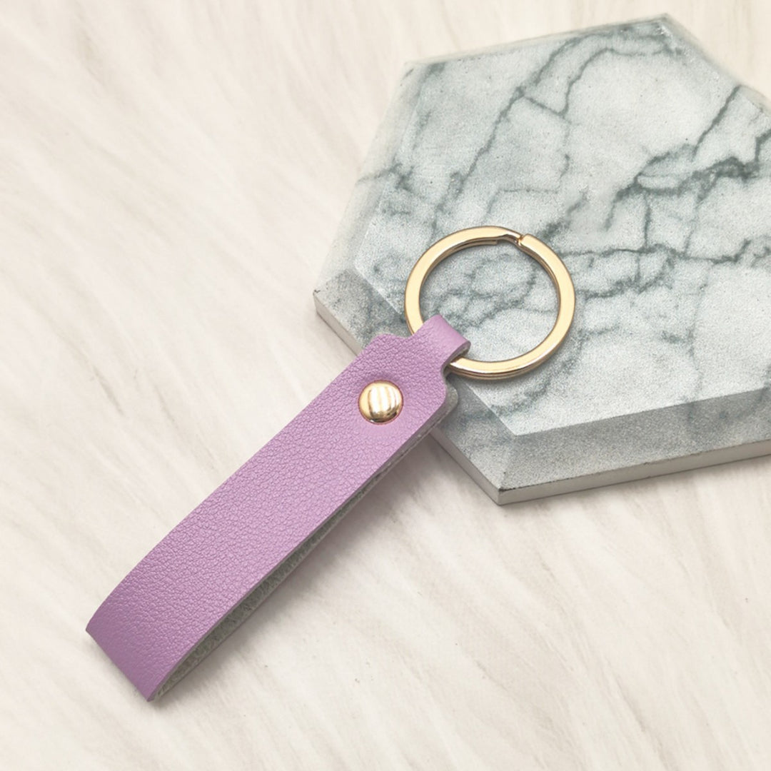 Unisex nøkkelring laget av høykvalitets kunstskinn med elegant metalldekor Skanto