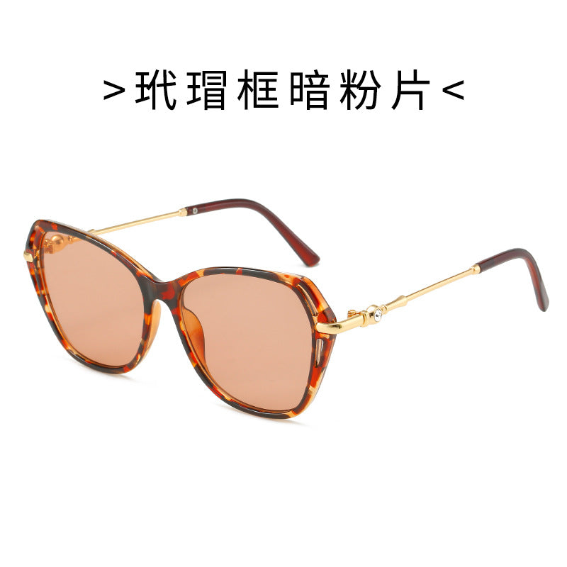 Dame moter Cat-Eye solbrille med elegant metallramme Skanto