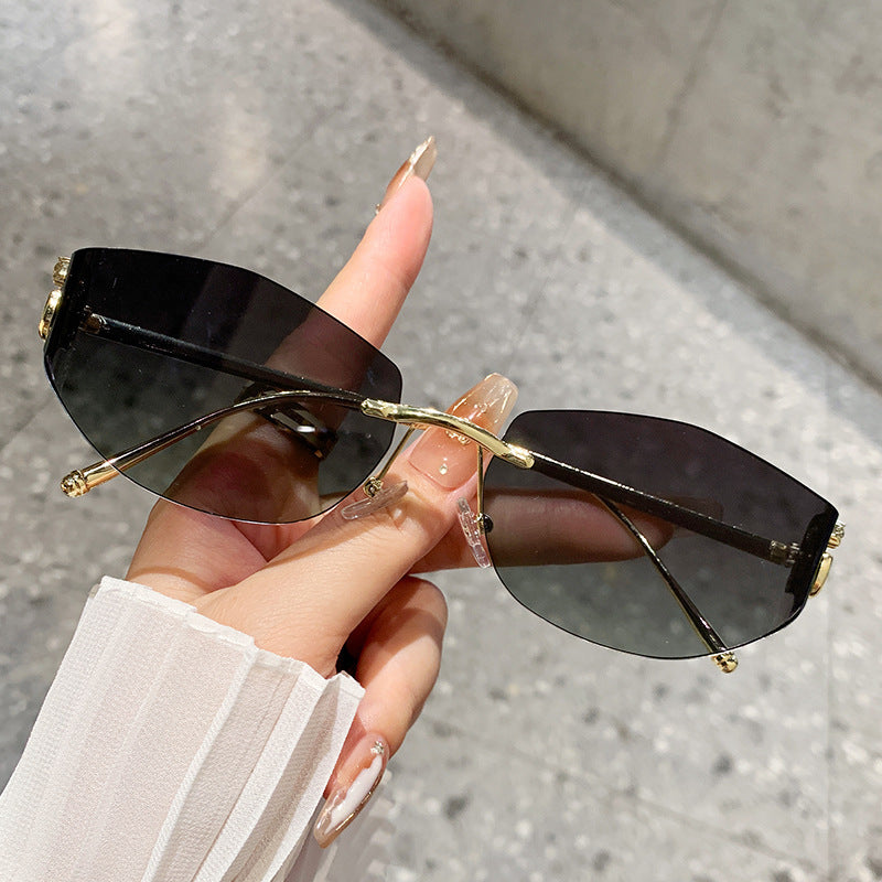 Dame moteriktig solbrille med innovativt sjakkert design Skanto