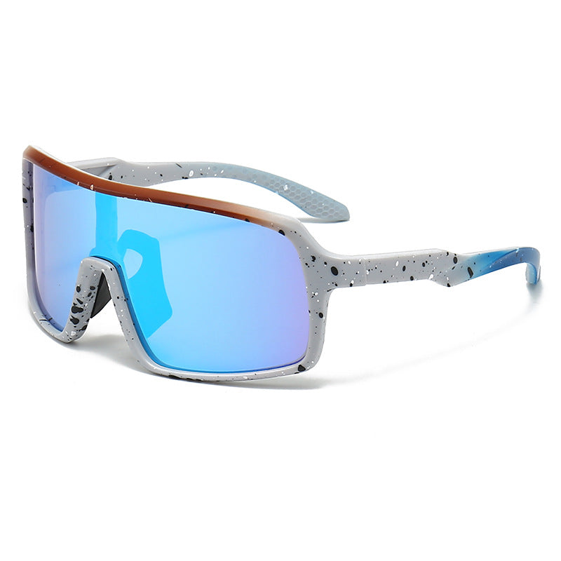 Dame fashion solbrille i futuristisk design med store glass Skanto