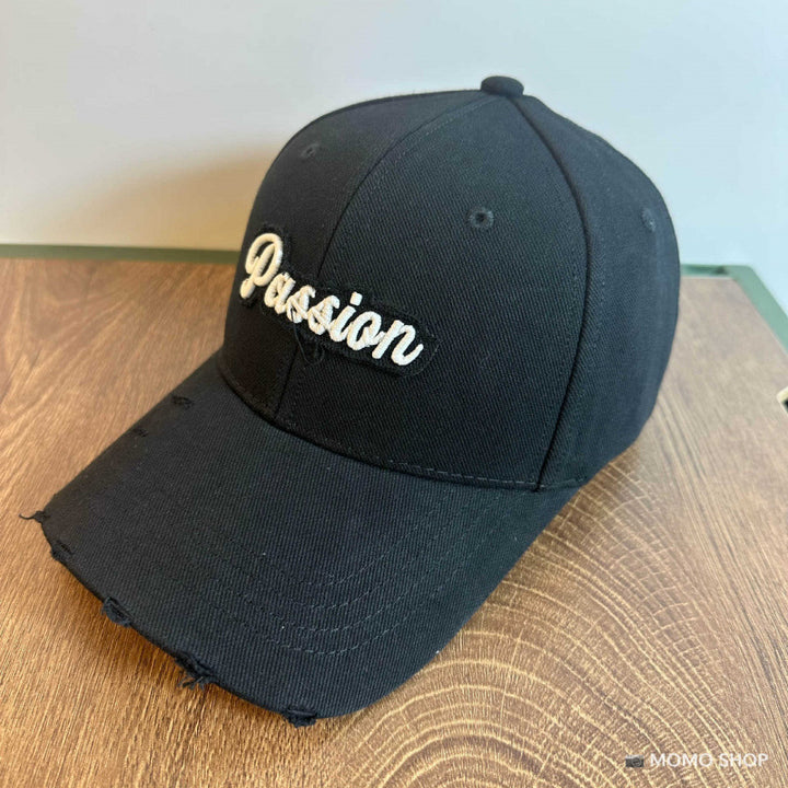Kvinnes slitt bomull baseballcap med brodert sitat Skanto
