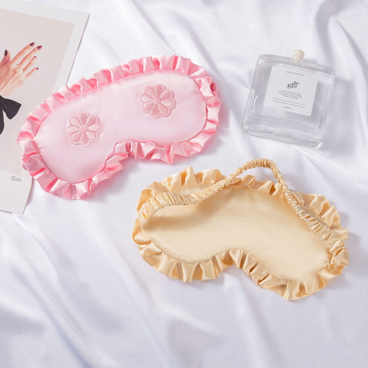 Dame nan brodert satinsovemaske med rynket volangkant og myk polstring Skanto
