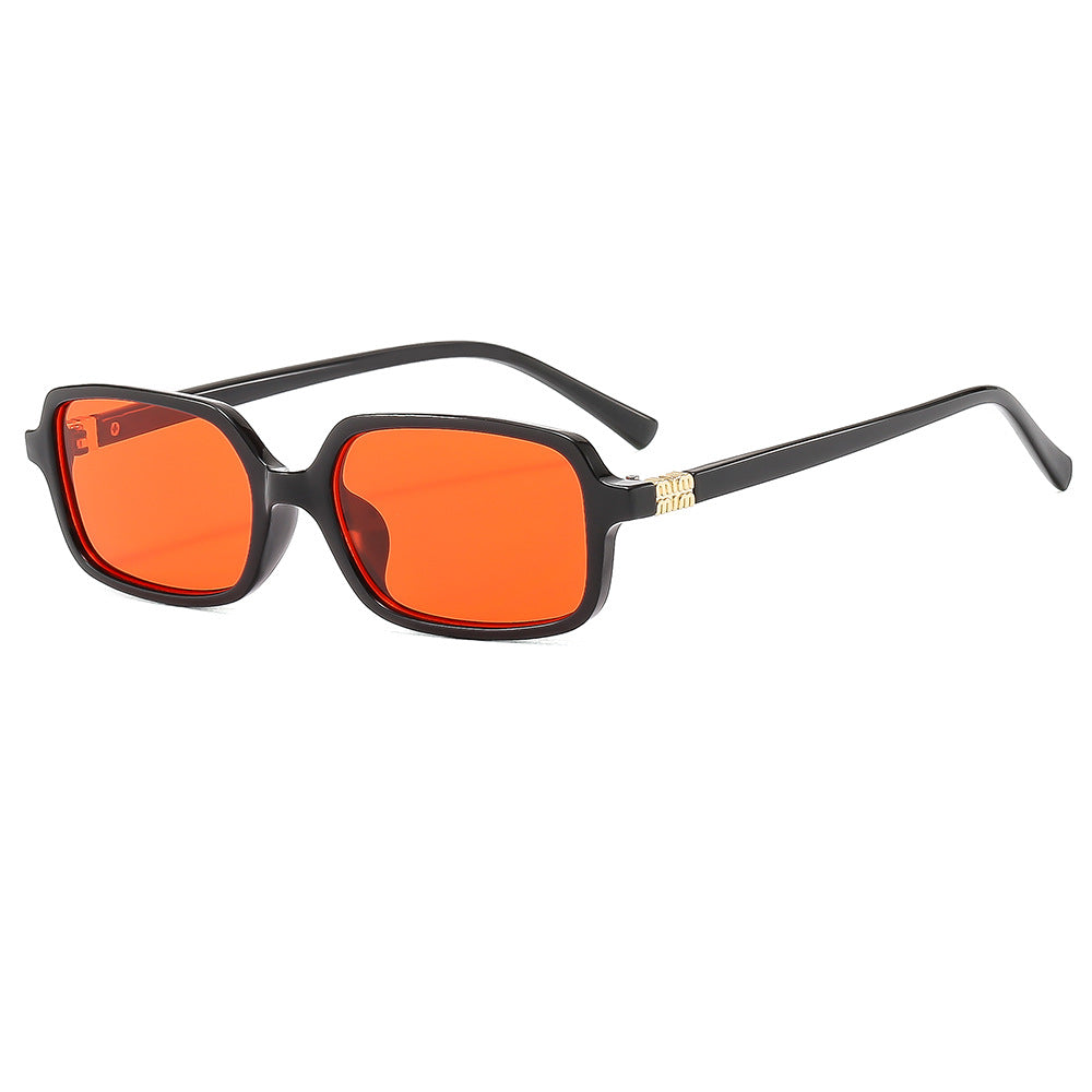 Dame moteriktig solbrille med elegant plastramme og originalt design Skanto