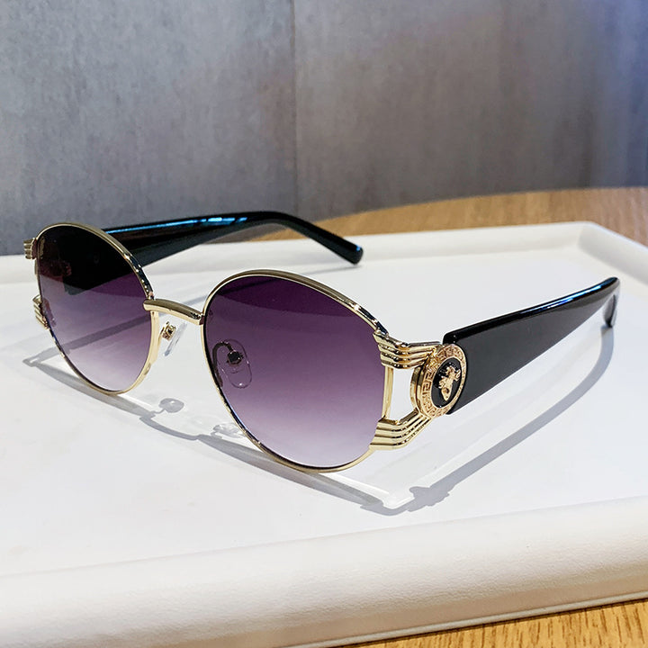 Dame elegant solbrille med luksuriøs metallramme og speilte glass Skanto