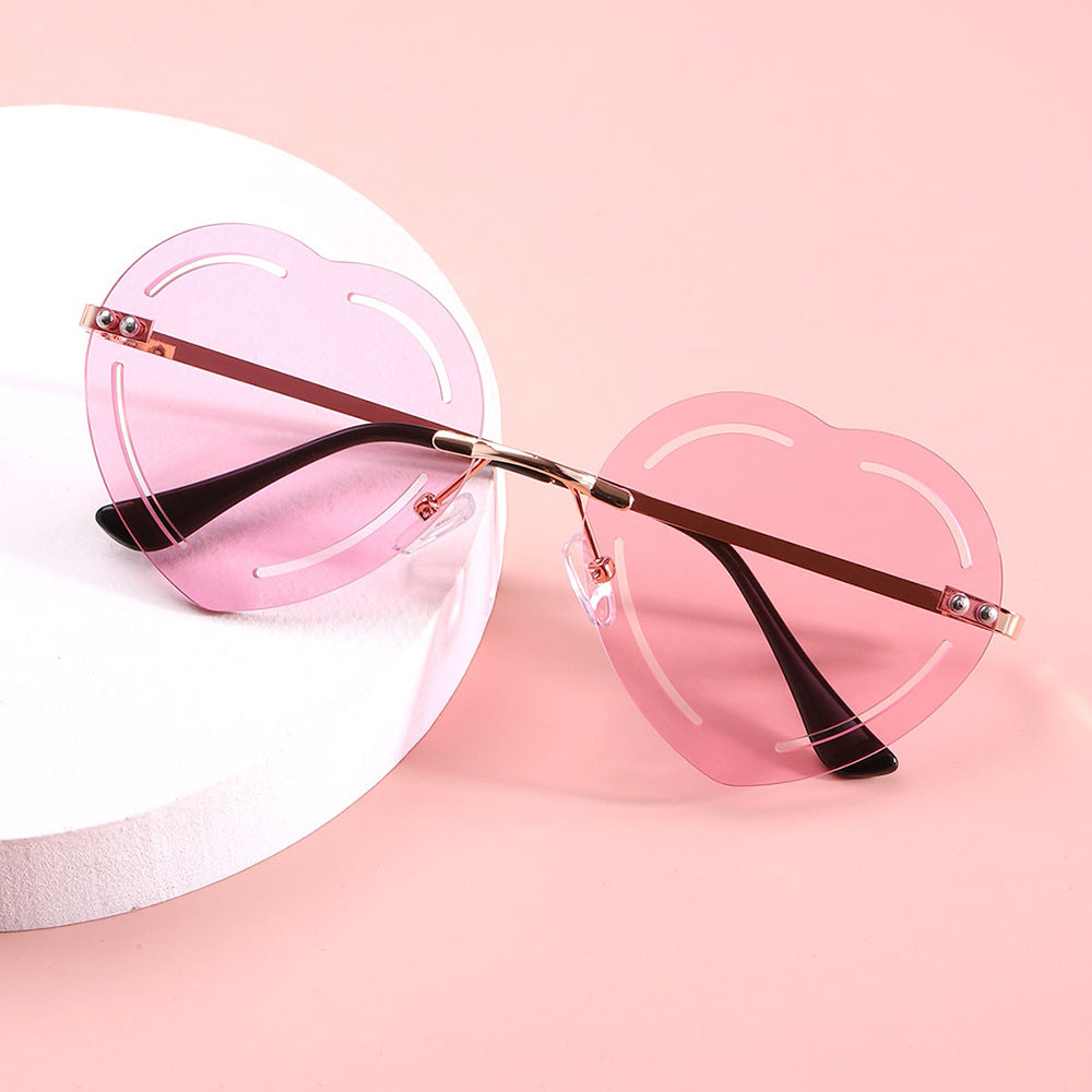 Damer hjerteformet solbrille med stilfull metallramme Skanto
