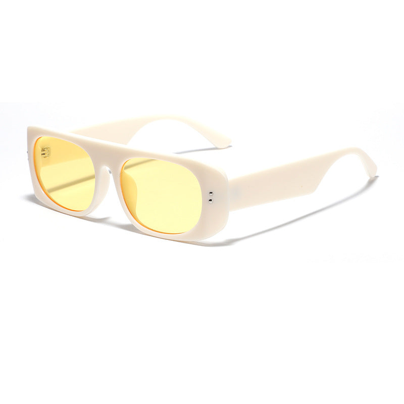Dame moteriktig solbrille med transparant og geometrisk ramme Skanto