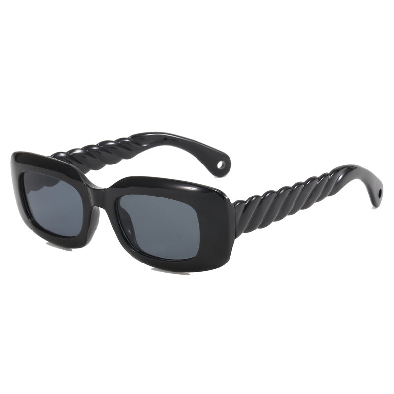 Dame moteriktig firkantet solbrille med unikt vridd stangdesign Skanto