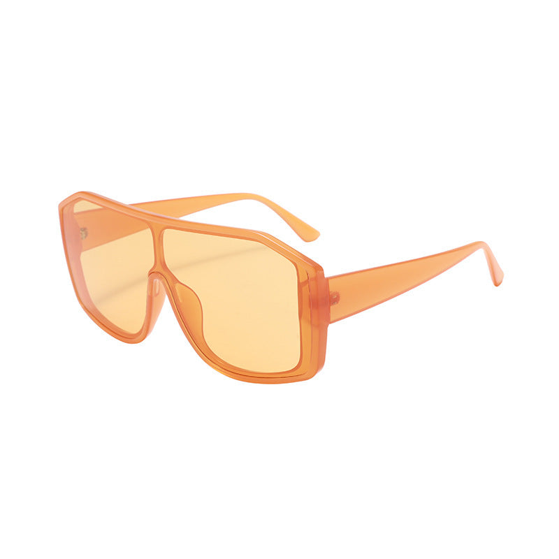 Dame oversized solbrille med robust ramme og stilig design Skanto