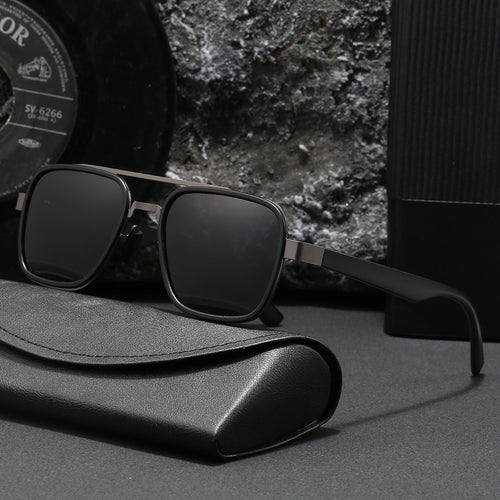 Dame moteriktig solbrille med firkantet ramme og innovative linser Skanto