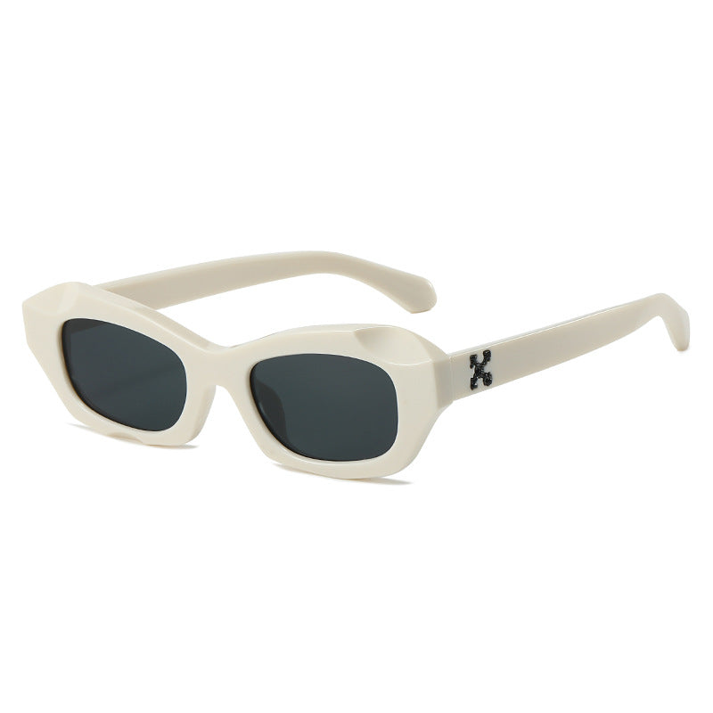 Dame moteriktig solbrille i innovativt design Skanto
