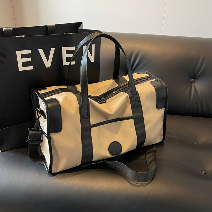 Sporty fritid duffel bag med slitesterkt materiale og justerbar skulderreim Skanto