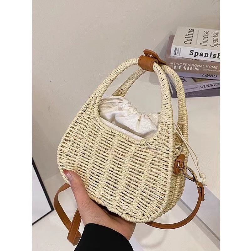 Modern Rattan Bag with Elegant Leather Detail Skanto