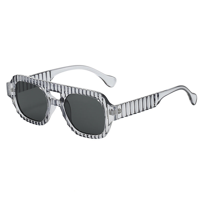 Dame moteriktig solbrille i futuristisk design med strukturert ramme Skanto