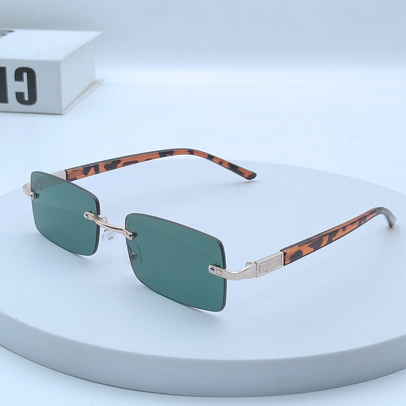 Dame moteriktig rektangulær solbrille med unikt designpreg Skanto