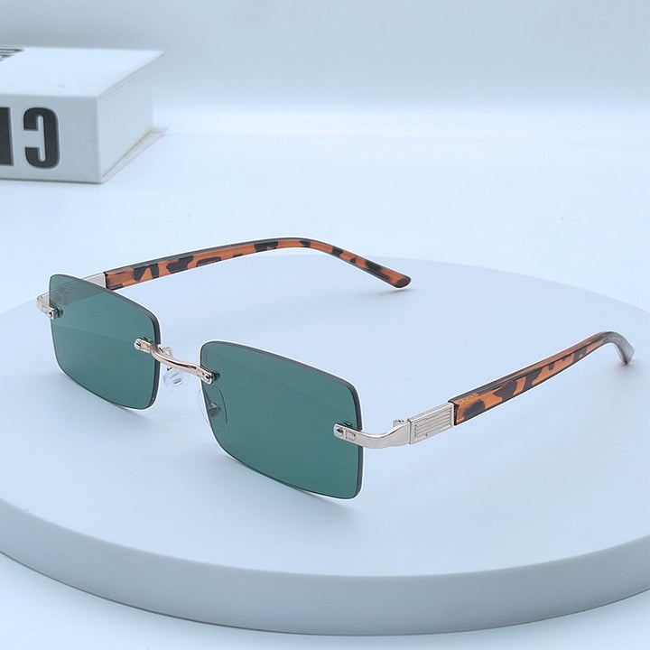 Dame moteriktig rektangulær solbrille med unikt designpreg Skanto