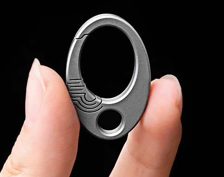 Skanto | Eksepsjonell Mini Ren Titan Nøkkelring: EDC Press-Lås Charm Verktøy