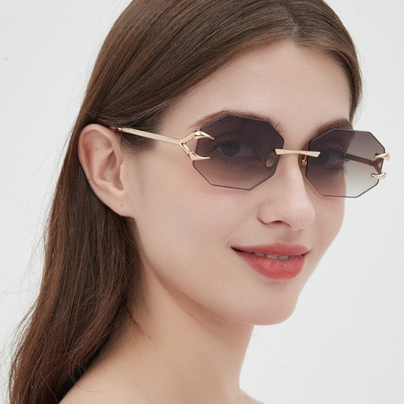 Women's geometric sunglasses with modern metal frame Skanto