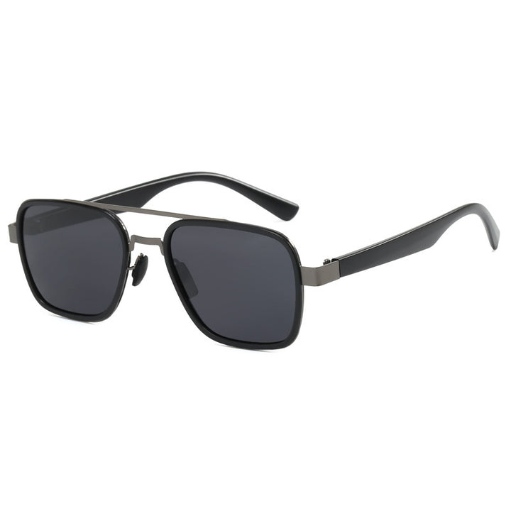 Dame moteriktig solbrille med firkantet ramme og innovative linser Skanto