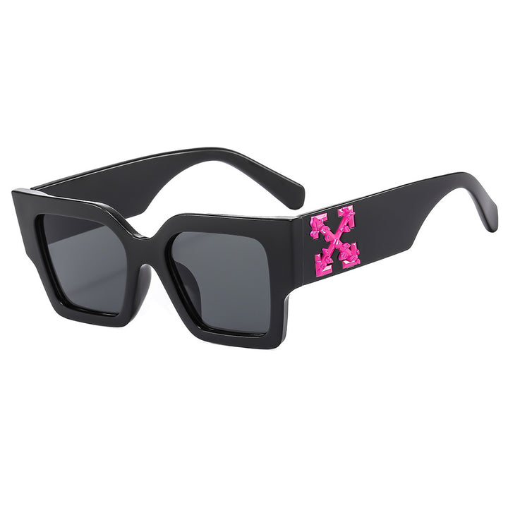 Dame designer solbrille med iøynefallende geometrisk ramme Skanto