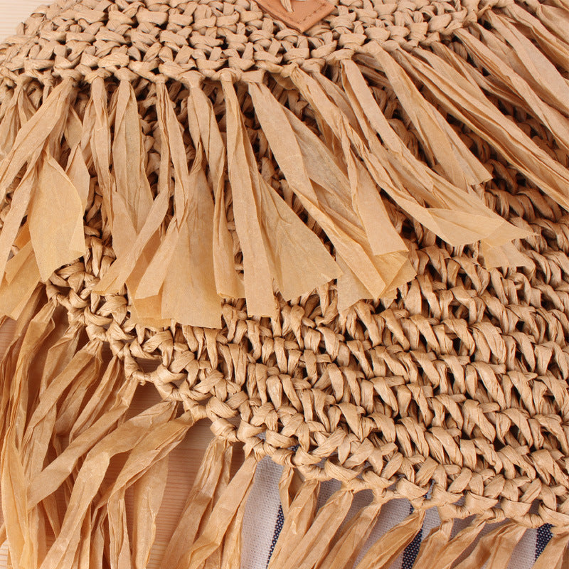 Trendy straw bag with fringed design Skanto