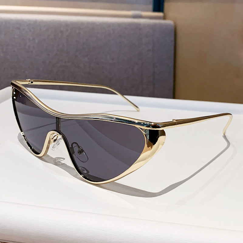 Damer futuristiske oversized solbriller med markant design Skanto