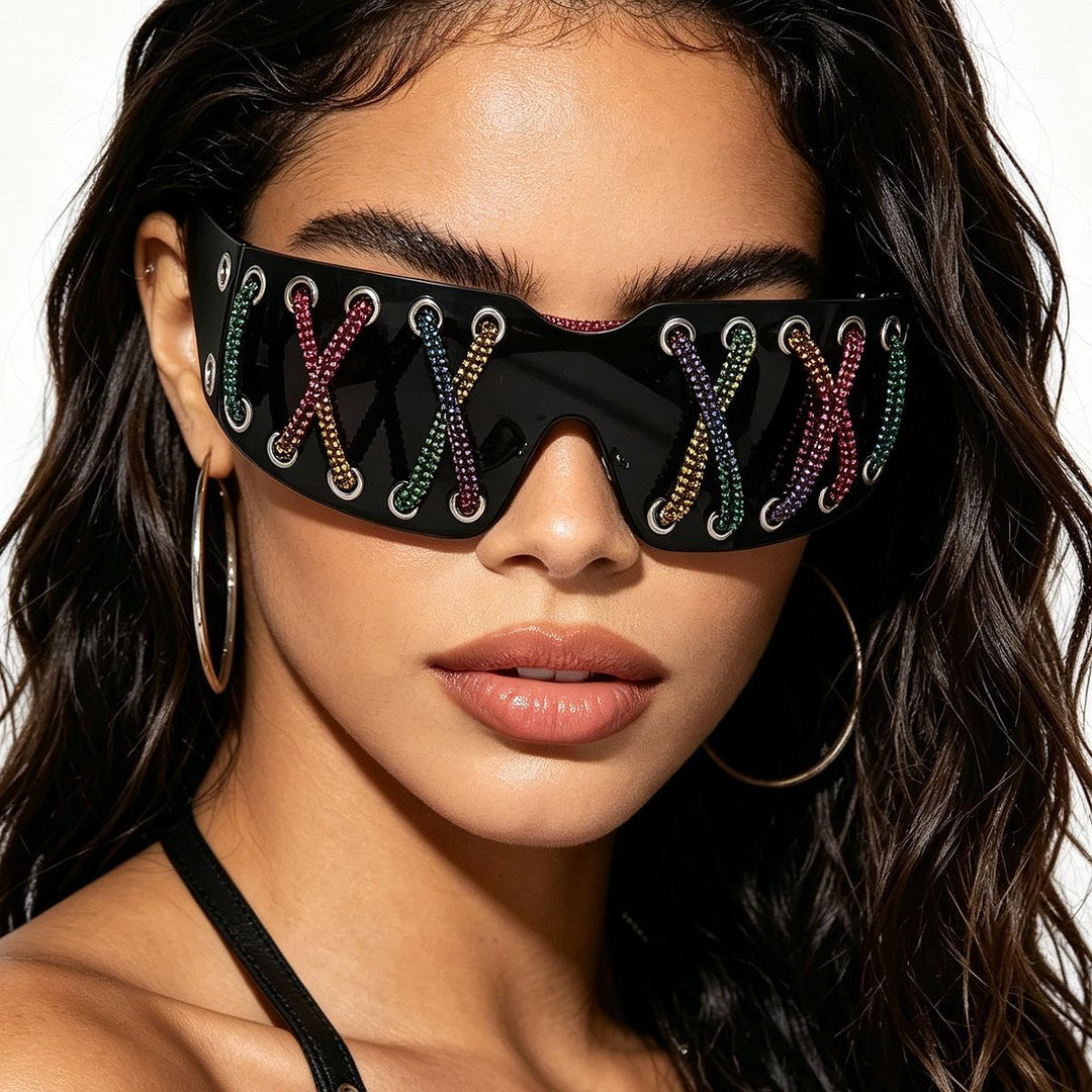 Dame futuristisk design solbrille med unik dekor Skanto