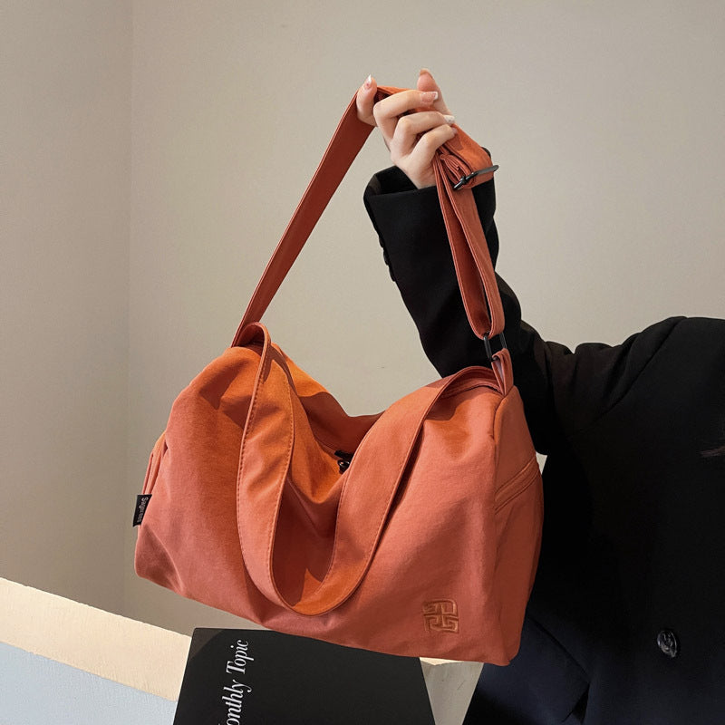 Multifunksjonell sport bag med praktiske bærealternativer Skanto