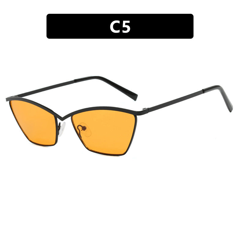 Dame solbrille i avantgardistisk katteøye-design Skanto